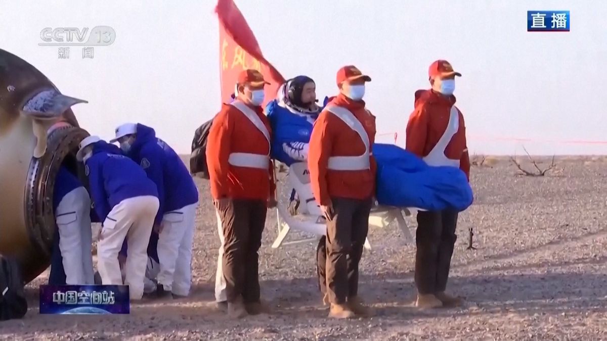 Na Zemi se vrátili tři čínští kosmonauti, které na orbitě zdrželo vesmírné smetí